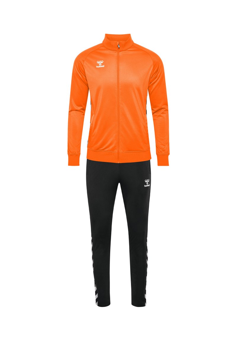 Orange atletikjakke med fronterlynlås, ribbede manchetter og sorte bukser med et logo og sidelænder. Glat, letvægtsstof.