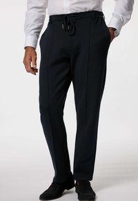 Tummansinisen sävyiset nyörivyötöiset housut, joissa on sileä tekstuuri, sivupintatikkaukset ja joustava vyötärö mukavuutta varten.