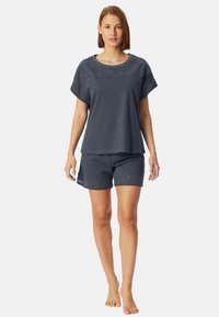 Donkergrijs katoenen loungeoutfit bestaande uit een losse top met geborduurde details en bijpassende shorts met een decoratieve zoom.