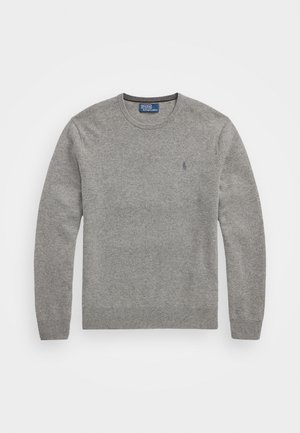 Suéter de punto gris con cuello redondo, mangas largas y un sutil acento de logo en el pecho. Tejido texturizado con puños y dobladillo acanalados.