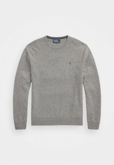 Pull en tricot gris avec un col rond, des manches longues et un accent logo subtil sur la poitrine. Tissu texturé avec des poignets et un ourlet côtelés.