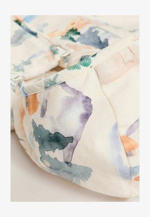 Kavčana tkanina z pastelnim akvarelnim vzorcem v odtenkih modre, oranžne in zelene. Ima teksturirano površino in mehke šive.