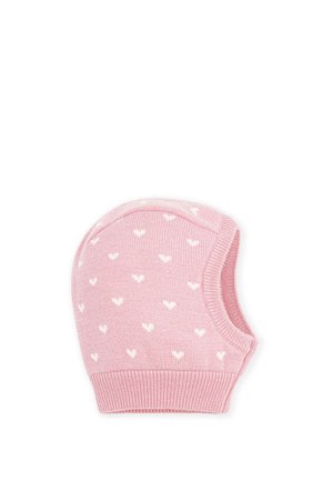 Rosa gestrickte Baby-Mütze mit kleinen weißen Herzmustern und einem gerippten Rand um die Gesichtsöffnung und den unteren Rand.
