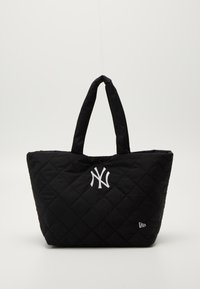 Saco tote preto acolchoado com duas alças, apresentando um logotipo branco dos New York Yankees e um pequeno emblema da marca de lado.