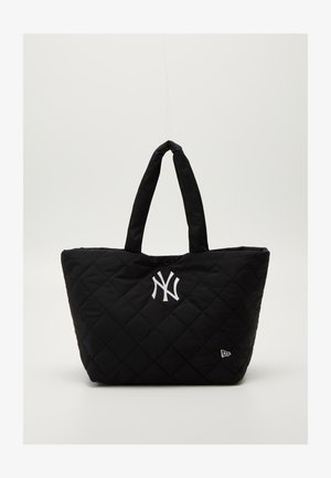 Gepolsterte schwarze Tragetasche mit doppelten Griffen, mit einem weißen Logo der New York Yankees und einem kleinen Markensymbol an der Seite.