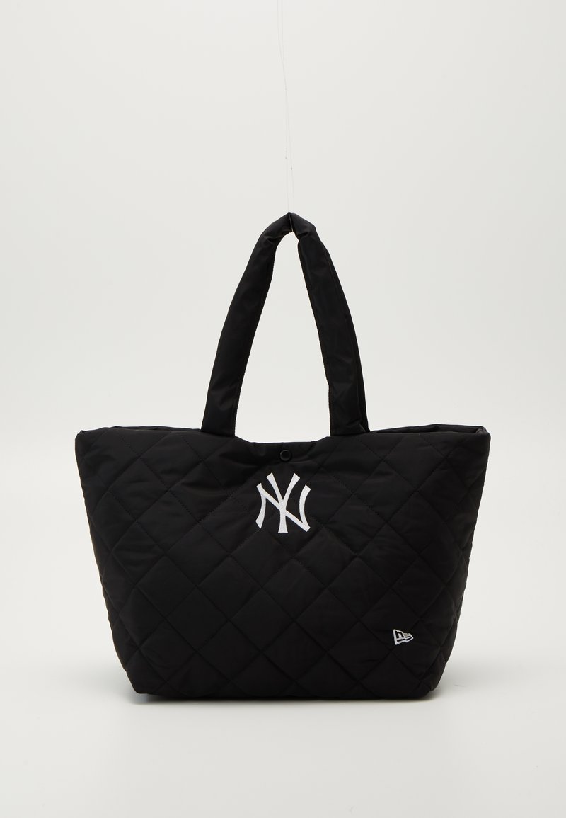 Saco tote preto acolchoado com duas alças, apresentando um logotipo branco dos New York Yankees e um pequeno emblema da marca de lado.