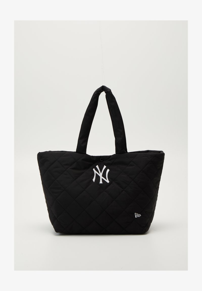 Saco tote preto acolchoado com duas alças, apresentando um logotipo branco dos New York Yankees e um pequeno emblema da marca de lado.