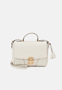 Valkoinen nahkalaukku, jossa on kullanväriset metalliosat, jämäkkä muoto, yläkahva, irrotettava olkahihna ja koristeellinen tupsu. Laukussa on hienovarainen kohokuvioitu kuvio.