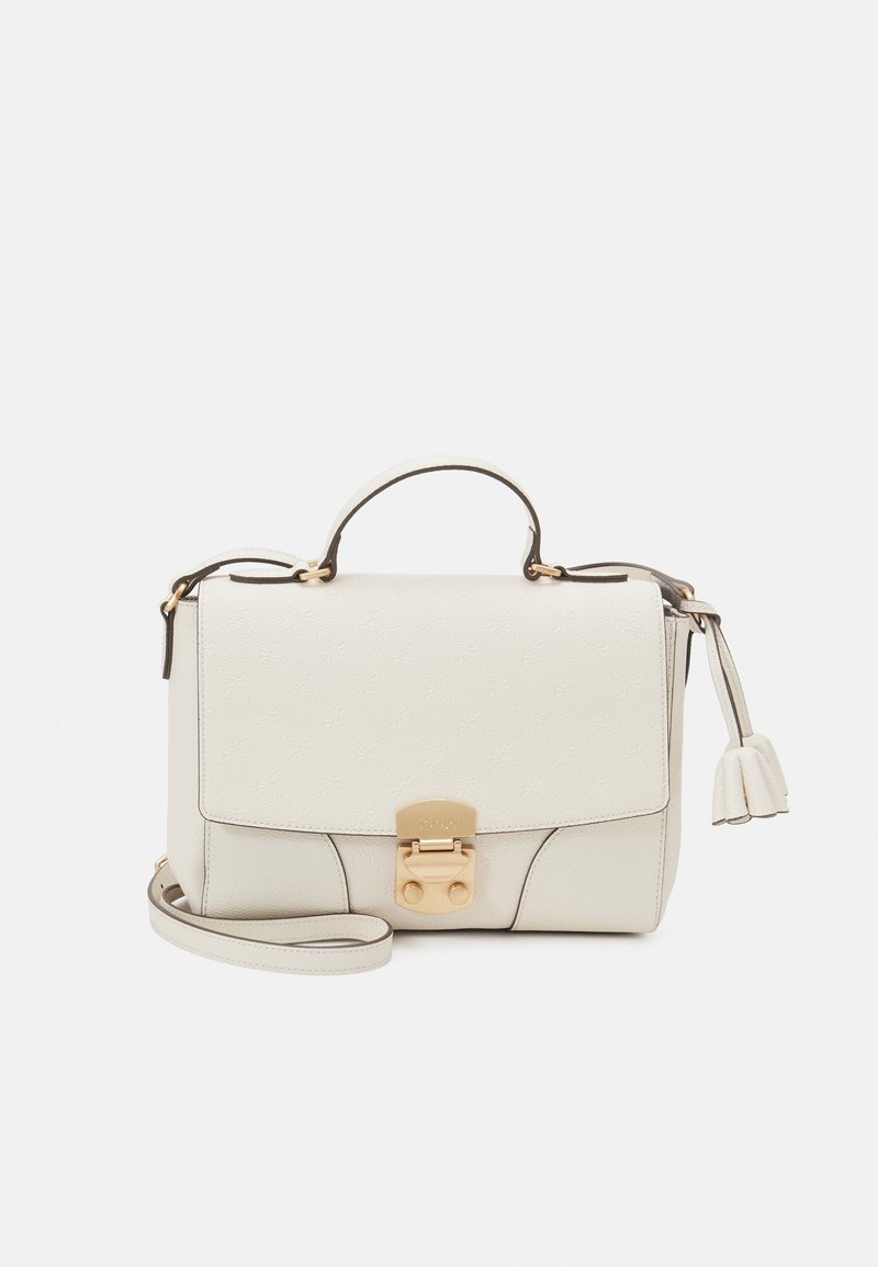 Valkoinen nahkalaukku, jossa on kullanväriset metalliosat, jämäkkä muoto, yläkahva, irrotettava olkahihna ja koristeellinen tupsu. Laukussa on hienovarainen kohokuvioitu kuvio.