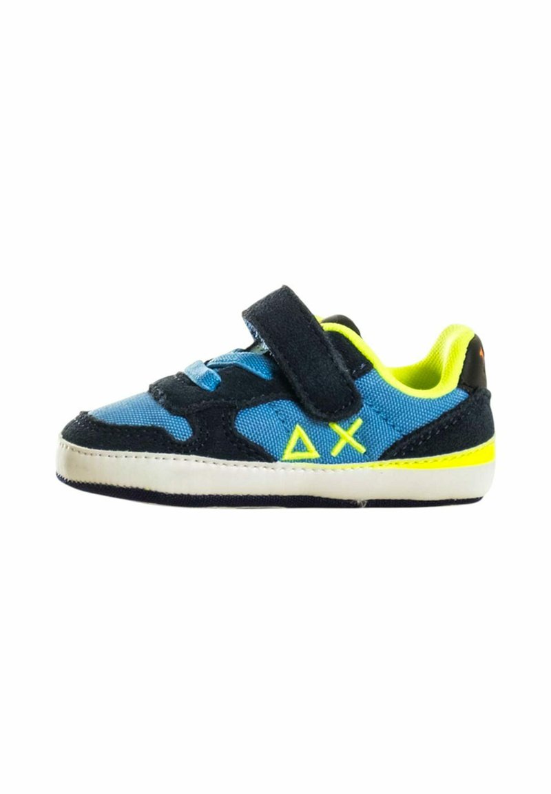 Sneaker blu e neri con una fascetta in Velcro, accenti verde lime e una tomaia in tessuto texturizzato. Suola in gomma bianca con dettagli gialli.