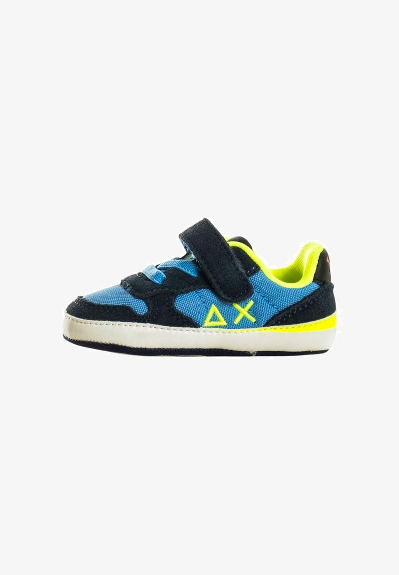 Sneaker blu e neri con una fascetta in Velcro, accenti verde lime e una tomaia in tessuto texturizzato. Suola in gomma bianca con dettagli gialli.