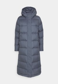 Manteau long rembourré en gris foncé, doté d'une capuche, d'une fermeture éclair sur toute la longueur et de coutures horizontales pour une isolation supplémentaire. Texture lisse et brillante.