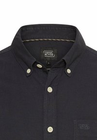 Korte mouwen, marineblauwe button-up shirt met een kraag, lichtgekleurde knopen, een borstzak en contrasterende stiksel details.