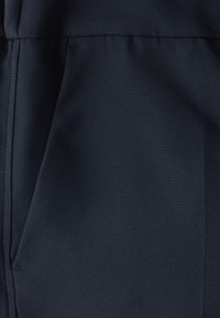 Mörk marinblått tyg med en slät textur, med en ren, rynkfri yta och subtila sömmar längs kanterna.