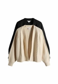 Dva svetry s otvoreným predným dielom a vzorom pletenia na káble, jeden krémový a jeden čierny, vystavené na bielom pozadí.