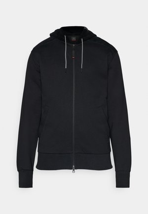 Hoodie noir avec fermeture éclair en coton. Il dispose d'une capuche avec cordon de serrage, de poches latérales et de poignets côtelés. Texture lisse avec des accents de design minimalistes.