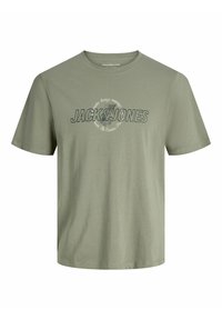 Olivově zelené tričko s krátkým rukávem s textem "JACK & JONES" a kulatým designem na přední straně, kulatý výstřih, volný střih.