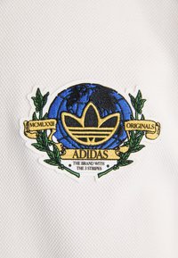 adidas Originals TEE - Μπλουζάκι με στάμπα - cloud white
