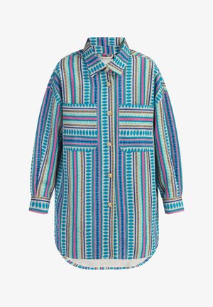 Mygtukų marškiniai su daugiaspalve dryžuota tekstūra, kurioje dominuoja mėlyna, rožinė ir žalia spalvos. Ilgos rankovės, dvi krūtinės kišenės ir apvalus apdaila.