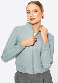 Lichtblauwe leren bomberjack met een hoge kraag, geribbelde manchetten en ritssluiting, met een gladde textuur en een getailleerd ontwerp.