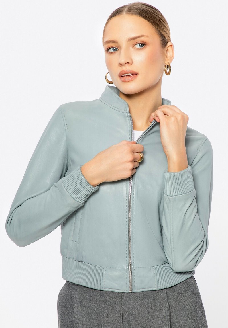Lichtblauwe leren bomberjack met een hoge kraag, geribbelde manchetten en ritssluiting, met een gladde textuur en een getailleerd ontwerp.