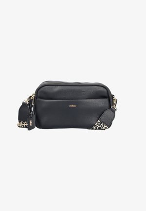 Zwarte, gestructureerde leren crossbody tas met accenten van een luipaardprint op de schouderband en gouden hardware, voorzien van een voorvak met rits en een klein logo plaatje.