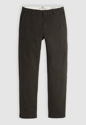 Donkerbruine rechte chinos met riemlussen, knoop aan de voorkant, rits, en zijzakken, plat neergelegd.