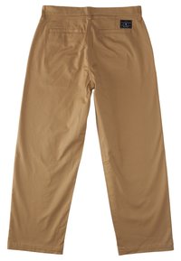 Khaki chinos med en glat stofftekstur, lige ben-design og to baglommer. Etiketten er placeret på den bageste talje.