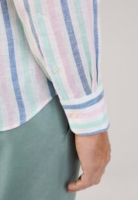 Multicolored gestreepte shirt met roze, groene en blauwe lijnen, gemaakt van lichtgewicht stof. Heeft knoopmanchetten en een relaxte pasvorm.