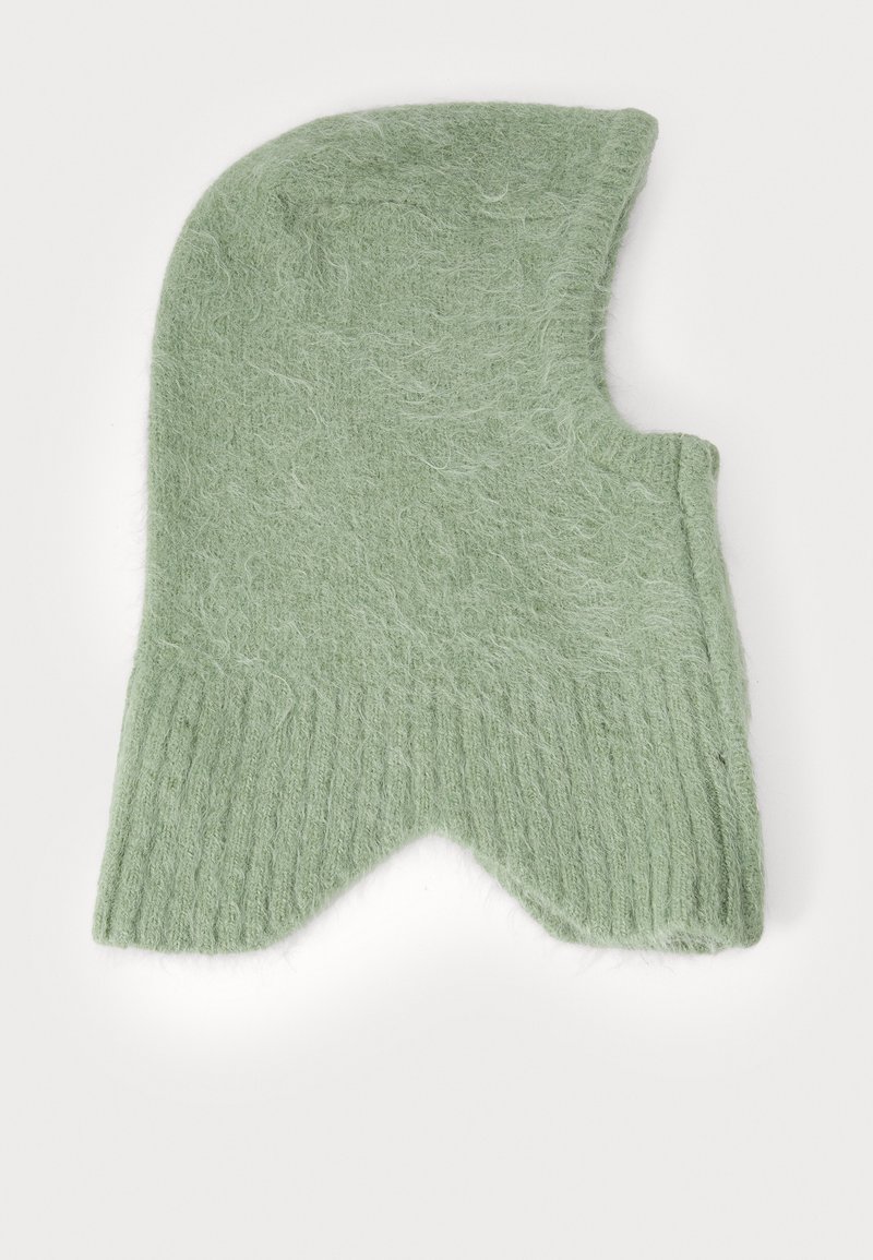 Zöld gyapjú keverék balaklava, puha, texturált felülettel. Különleges formával rendelkezik, bordázott széle pedig extra meleget és kényelmet biztosít.