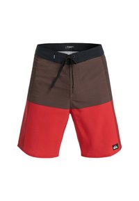 Shorts de bain pour hommes avec une taille noire, une section supérieure marron et une section inférieure rouge, dotés d'un cordon de serrage noir et d'un logo de la marque sur la jambe.