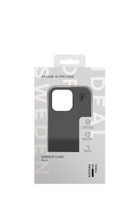 Funda negra para iPhone 16 Pro Max, con un diseño elegante, recorte para la cámara y empaquetada con gráficos y etiquetas minimalistas.