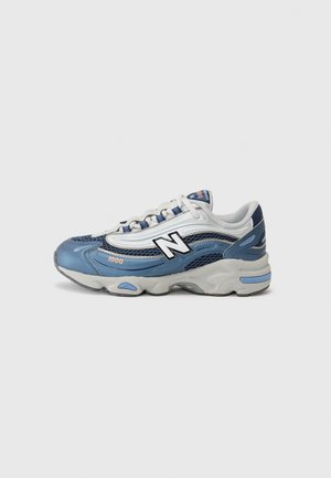 Herre blå og hvide New Balance 1000 sneaker med meshpaneler, snørelukning og chunky hvid sål, vist i siden.