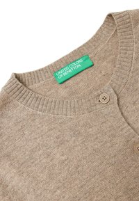 Beige gestrickter Cardigan mit rundem Ausschnitt, ausgestattet mit einem gerippten Saum und einem Einzelknopfverschluss, labelt "United Colors of Benetton."