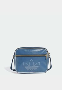 Borsa a tracolla in pelle sintetica blu con zip dorata, piping bianco a contrasto e logo ricamato sul fronte. Forma rettangolare piatta.