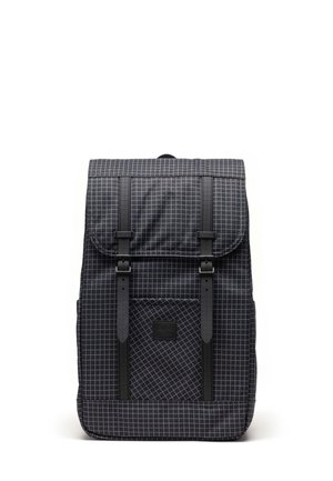 Rucksack mit einem dunkelblauen und schwarzen geometrischen Muster, aus Stoff mit strukturierten Oberfläche, verstellbaren schwarzen Trägern und einer Fronttasche.
