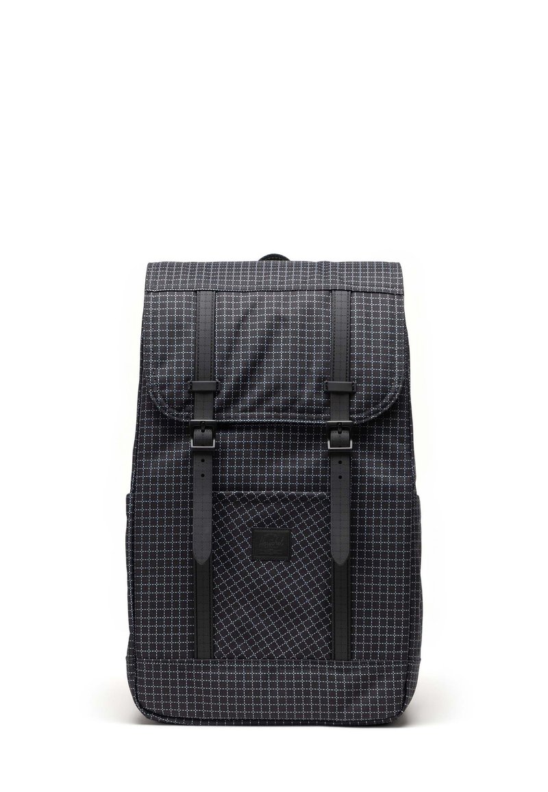 Zaino con un motivo geometrico blu scuro e nero, realizzato in tessuto con una superficie texture, spallacci neri regolabili e una tasca frontale.