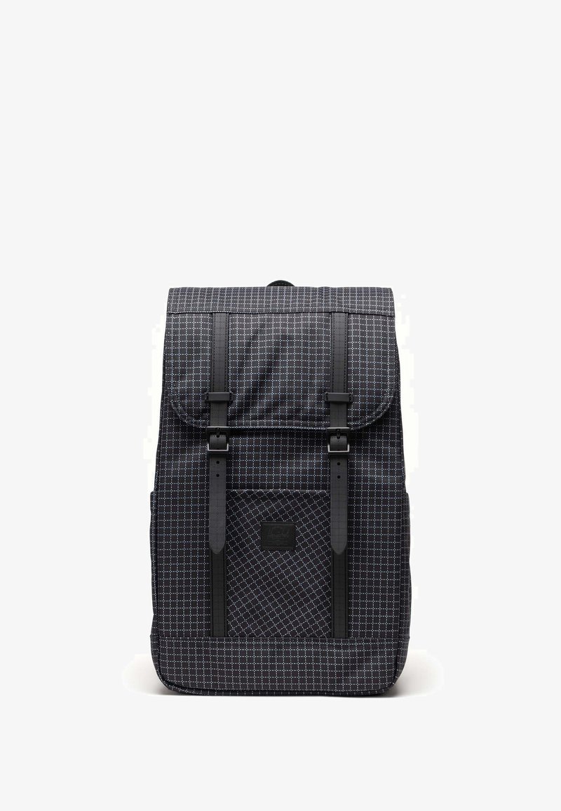 Reppu, jossa on tummansininen ja musta geometrinen kuvio, valmistettu teksturoidusta kankaasta, säädettävät mustat hihnat ja etutasku.