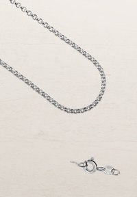Halskette aus silberfarbenem Metall mit ineinandergreifenden ovale Gliedern und einem Karabinerverschluss mit gravierten Anhängern für einen sicheren Verschluss.