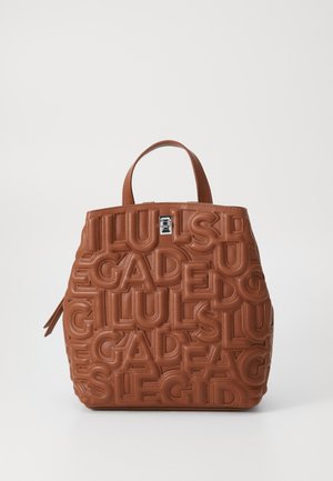 Sac à main en cuir marron avec de grandes lettres embossées dans un motif répétitif et un petit fermoir tournant argenté sur le dessus.