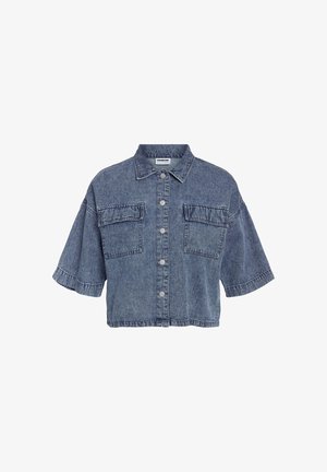 Trumpomis rankovėmis mėlynas džinsinis trumpas švarkelis su sagomis priekyje ir dviem krūtinės kišenėmis su atvartais.