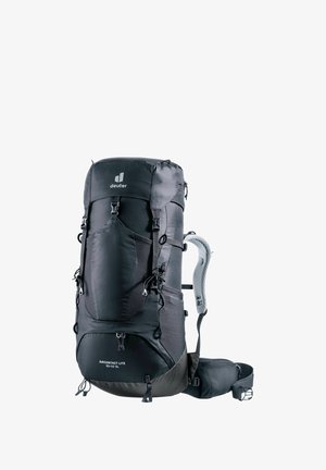 Schwarzer Wanderrucksack mit mehreren Riemen, Netzrückenstütze und einem großen Hauptfach. Enthält ein Logo und einen verstellbaren Hüftgurt.