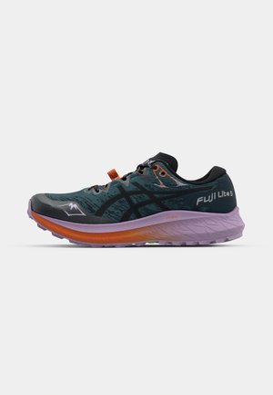 Zapatilla de trail running con una parte superior en azul oscuro con acentos negros, cordones naranjas, una suela intermedia gruesa de color púrpura y una suela exterior con tracción multidireccional.