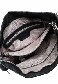 Borsa a tracolla nera con una fodera in tessuto chiaro a contrasto. Presenta due tasche interne con zip e un motivo di testo stampato sulla fodera.