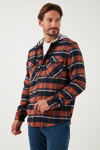 Rød og marineblå ternet flannel skjorte med grå hætte, knaplukning foran, to brystlommer og mørke knapper, med en blød struktur.