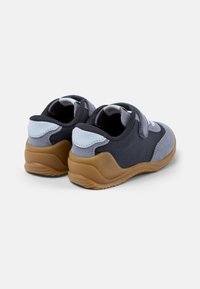 Scarpe blu scuro e grigie con fasce in velcro, suole in gomma e materiali testurizzati. Presentano accenti a contrasto e collari imbottiti.