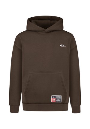 Brauner Hoodie aus Baumwollmischung, mit einer vorderen Kängurutasche, gerippten Bündchen und einem Etikett am Saum mit Logo- und Textdetails.