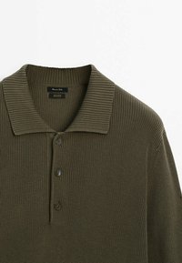 Pull en tricot vert olive avec un col côtelé et trois boutons à l'avant, montrant la texture et les détails du tissu.