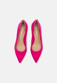 Escarpins en daim fuchsia à bout pointu avec une doublure intérieure lisse. Présentent une silhouette élancée et un logo métallique subtil sur la semelle intérieure.
