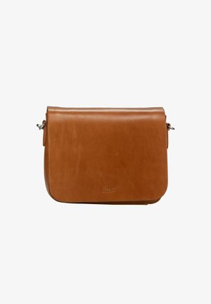 Sac bandoulière en cuir marron avec fermeture à rabat et logo de marque embossé subtil au centre avant.